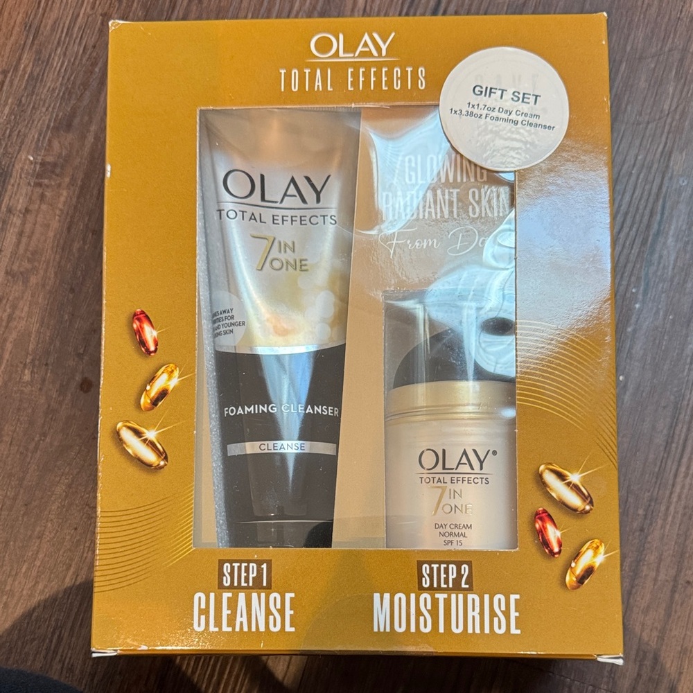 OLAY Total Effects Day Cream & Foaming Cleanser Gift Set - Gold, Black, White